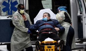 xl7epj0rfexyr7e3ccku Sejumlah warga di sekitar Rumah Sakit Mount Sinai di Manhattan, New York City, Amerika Serikat, memberikan dukungan terhadap petugas medis, Senin (13/4) Foto: Reuters/Mike Segar